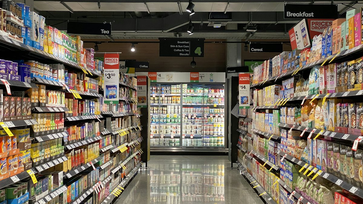 貯金だけでは損?インフレで減るのは「残高」ではなく「買える力」のイメージ